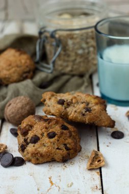 ahşap arka plan cam bardakta süt ile yulaf ezmeli kurabiye