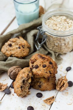 ahşap arka plan cam bardakta süt ile yulaf ezmeli kurabiye