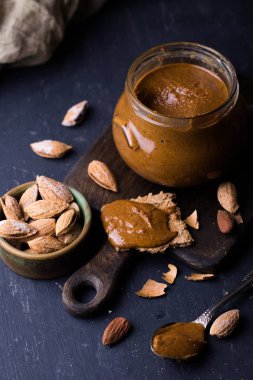 ahşap masa, seçici odak üzerinde cam kavanoza fıstık yapıştırın