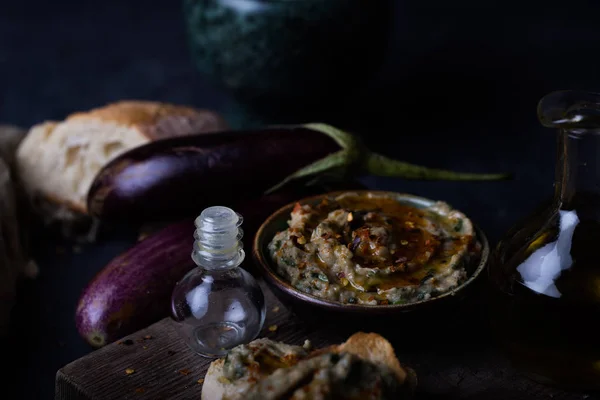 Snack Van Geprakte Aubergines Met Sesam Plakken Olijfolie Citroensap Zwarte — Stockfoto