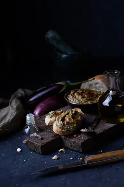 Snack Van Geprakte Aubergines Met Sesam Plakken Olijfolie Citroensap Zwarte — Stockfoto