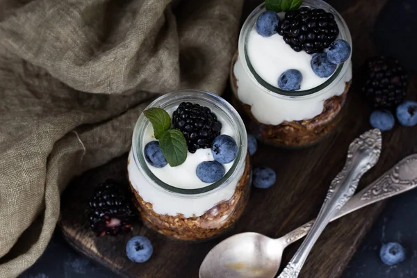 Zbliżenie Muesli Jagodami Szklanej Miski — Zdjęcie stockowe