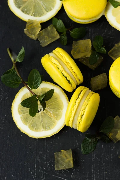 Macarrones Limón Con Hojas Menta Sobre Fondo Negro —  Fotos de Stock