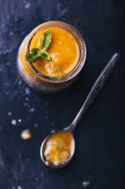 Chia puding Hindistan cevizi sütü ve püresi mango, seçici odak ile