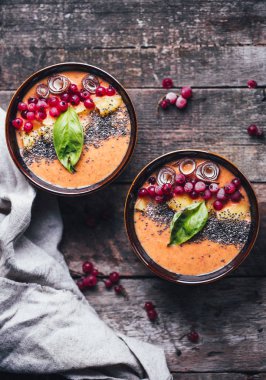 Ahşap arka plan, seçici odak güler yüzlü kase