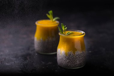 Chia puding Hindistan cevizi sütü ve püresi mango, seçici odak ile