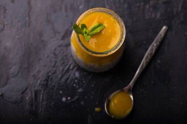 Chia puding Hindistan cevizi sütü ve püresi mango, seçici odak ile