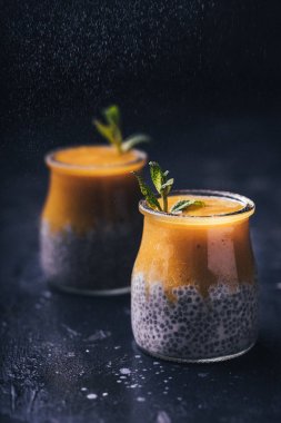 Chia puding Hindistan cevizi sütü ve püresi mango, seçici odak ile
