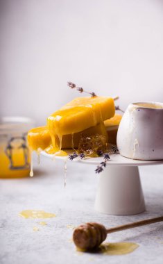 bal ile sarı dondurma ve lavanta, seçici odak