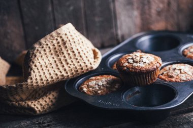 Blueberry muffins ahşap arka plan, seçici odak üzerinde