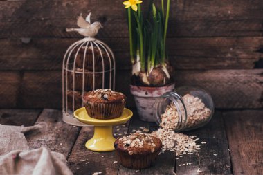 Blueberry muffins ahşap arka plan, seçici odak üzerinde