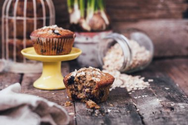 Blueberry muffins ahşap arka plan, seçici odak üzerinde