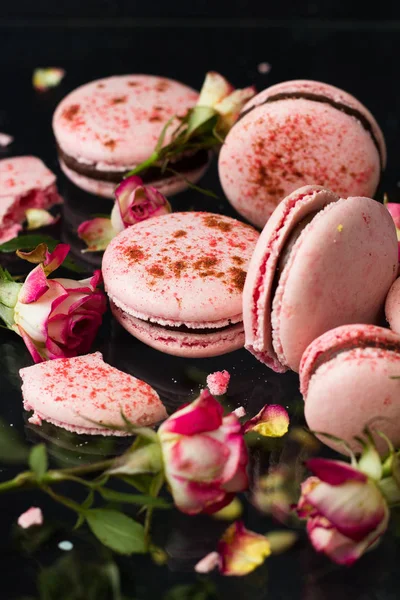 Siyah Arka Plan Seçici Odak Üzerine Gül Çiçekli Pembe Macarons — Stok fotoğraf