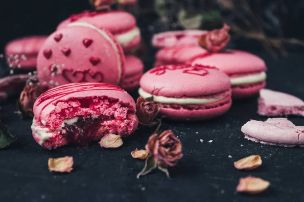 Siyah Arka Plan Seçici Odak Üzerine Gül Çiçekli Pembe Macarons — Stok fotoğraf