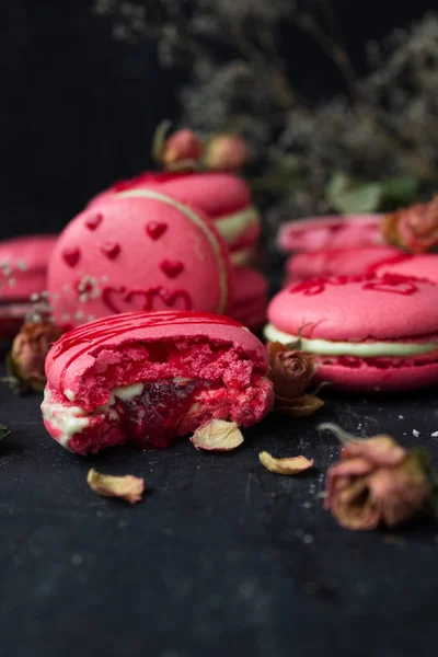 Siyah Arka Plan Seçici Odak Üzerine Gül Çiçekli Pembe Macarons — Stok fotoğraf