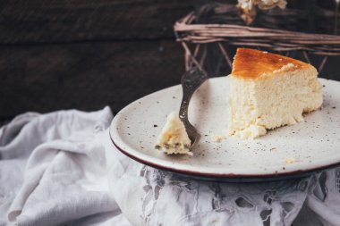 Cheesecake beyaz tabakta, ön plan odaklanmak