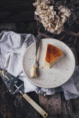 Cheesecake beyaz tabakta, ön plan odaklanmak