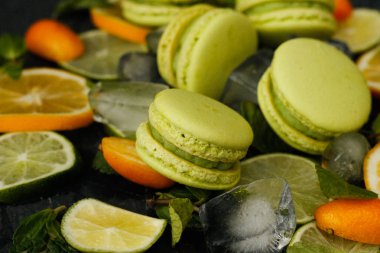 limon macarons siyah arka plan, seçici odak üzerinde