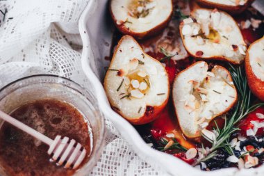 bal, badem ve biberiye, seçici odak ile pişmiş armut