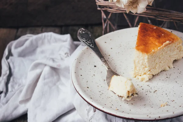 Cheesecake beyaz tabakta, ön plan odaklanmak