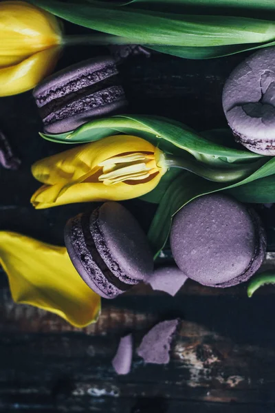 Amaretti Viola Con Tulipani Gialli Fondo Scuro Messa Fuoco Selettiva — Foto Stock