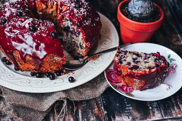 선택적 초점에 접시에 케이크 — 스톡 사진