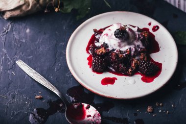 BlackBerry parçalamak siyah arka plan üzerine beyaz plaka üzerinde