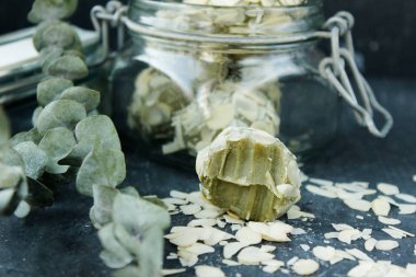 şeker beyaz çikolata, matcha çay ve badem pul, seçici odak ile