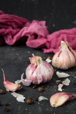 Siyah arka plan üzerine sarımsak Close-Up