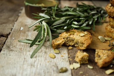 ahşap arka plan üzerinde kabak çekirdeği ile biberiye tanımlama Close-Up 