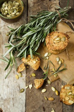 ahşap arka plan üzerinde kabak çekirdeği ile biberiye tanımlama Close-Up 