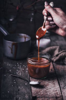 cam ahşap arka plan, seçici odak üzerinde tuzlu karamel