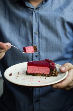 Ahududu, seçici odak ile adam yeme tart kırpılmış görünümünü