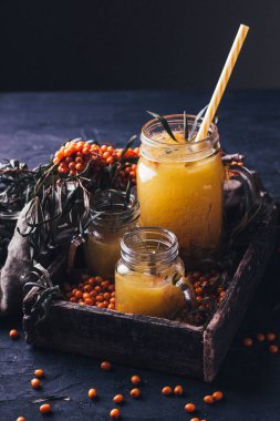 Deniz cehri çay cam bardak ahşap kutusunda siyah arka plan, seçici odak