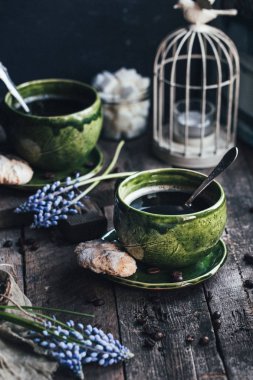 tanımlama bilgileri, kaşık ve ahşap arka plan üzerinde mor çiçekler ile yeşil bardak kahve