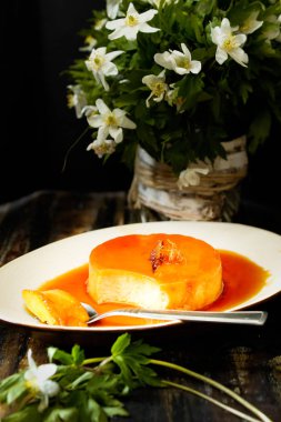 Beyaz tabakta, seçici odak Katalan krem tatlı