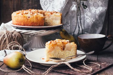 ahşap arka plan, seçici odak üzerinde beyaz tabakta armut kek