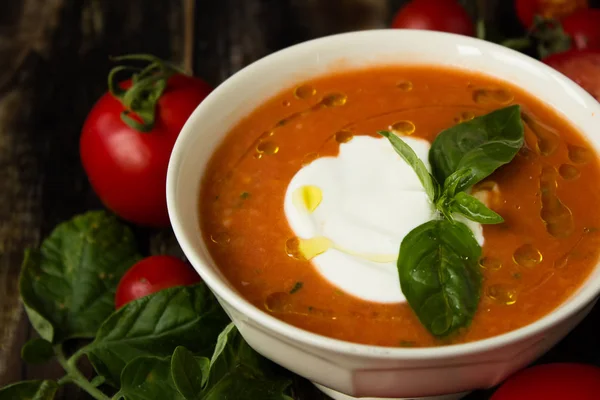 Gazpacho Weißer Schüssel Mit Grünen Blättern Und Tomaten Auf Hölzernem — Stockfoto