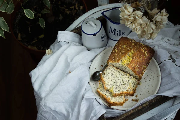 Torta Limone Con Semi Papavero Piatto Bianco Messa Fuoco Selettiva — Foto Stock