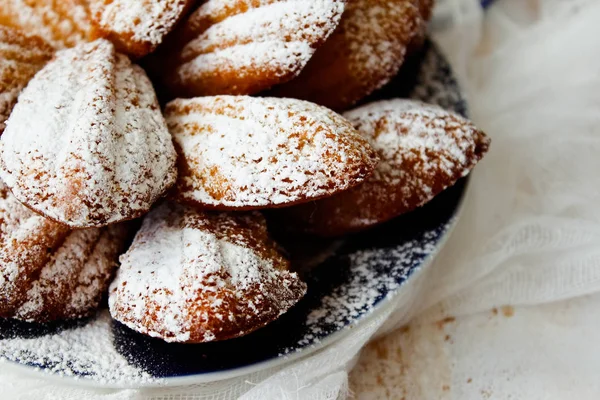 Madlen Muffins Strösocker Trä Bakgrund Selektivt Fokus — Stockfoto