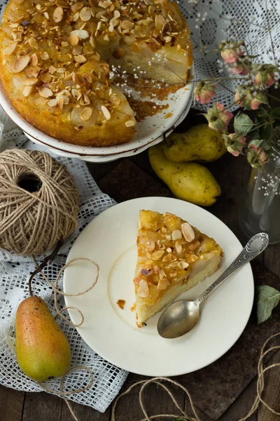 Torta Pere Piatto Bianco Sfondo Legno Messa Fuoco Selettiva — Foto Stock