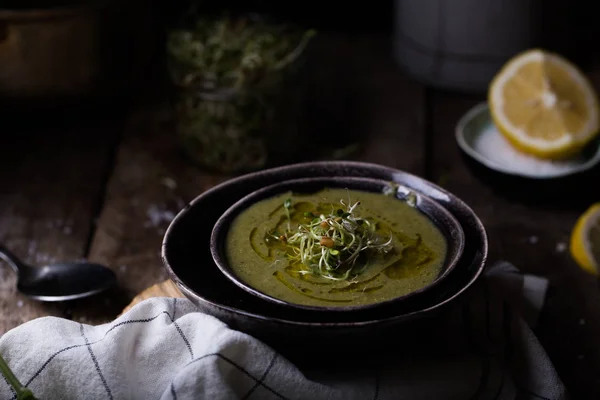 Sopa Com Ervilhas Verdes Espinafre Tigela Preta Fundo Madeira Foco — Fotografia de Stock