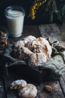 ahşap arka plan üzerinde amaretti çerezleri, seçici odak