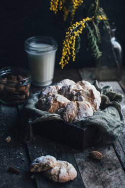 ahşap arka plan üzerinde amaretti çerezleri, seçici odak