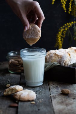 süt cam amaretti çerezleri koyarak kadın kırpılmış görünümü