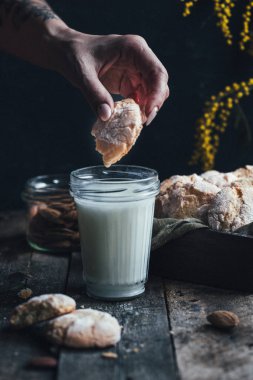 süt cam amaretti çerezleri koyarak kadın kırpılmış görünümü