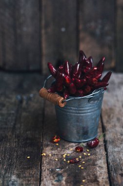 ahşap arka plan üzerinde demir kova taze biber