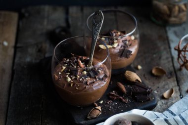 Ahşap zemin üzerine kaşık ile cam çikolata mousse