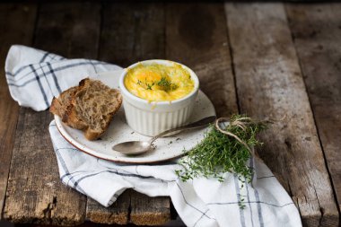 ahşap arka plan üzerinde beyaz kapta krem ve peynir ıspanak