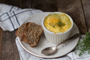 ahşap arka plan üzerinde beyaz kapta krem ve peynir ıspanak